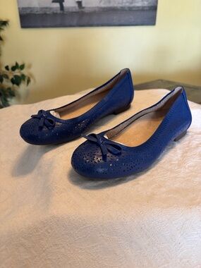 Vionic Blue Perforated Ballet Flats with Bow Accent Sz 7